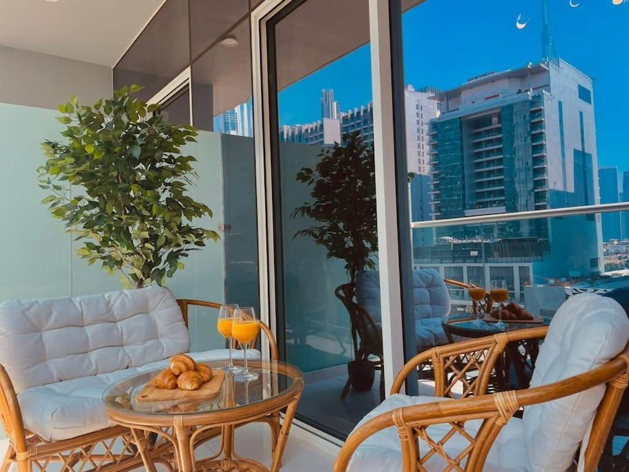 Vera Residences By Damac I 1Br Luxury Aparthotel Дубай Екстериор снимка