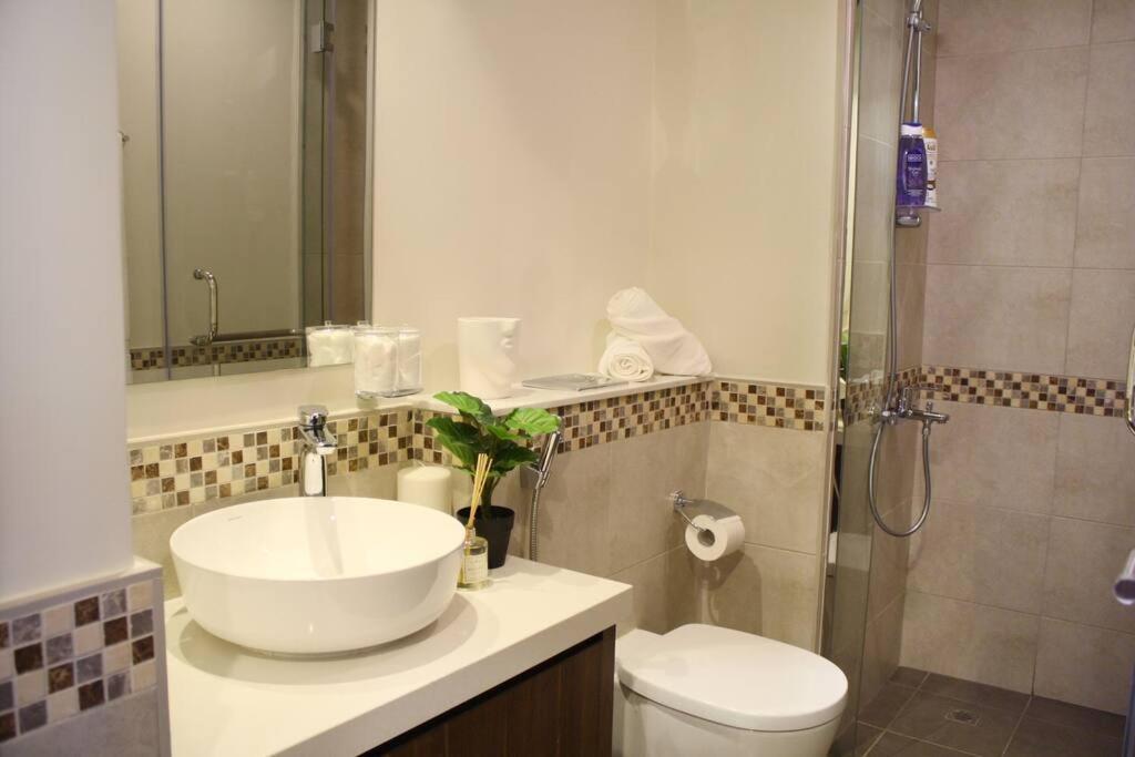 Vera Residences By Damac I 1Br Luxury Aparthotel Дубай Екстериор снимка